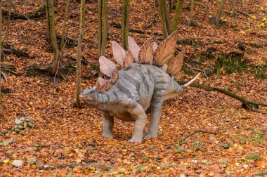 Bratislava, Slovakya - Eki 18, 2015: Bratislava Dinopark Stegosaurus, Slovakya.Stegosaurus Geç Jura döneminden zırhlı kemikli dinozor cinsi