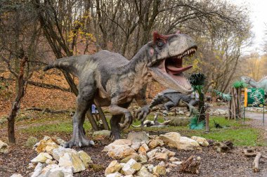 Bratislava, Slovakya - 18 Ekim 2015: Allosaurus, Bratislava, Slovakya'daki Dinopark'ta. Allosaurus, büyük theropod dinozorcadı .