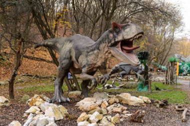 Bratislava, Slovakya - 18 Ekim 2015: Allosaurus, Bratislava, Slovakya'daki Dinopark'ta. Allosaurus, büyük theropod dinozorcadı .