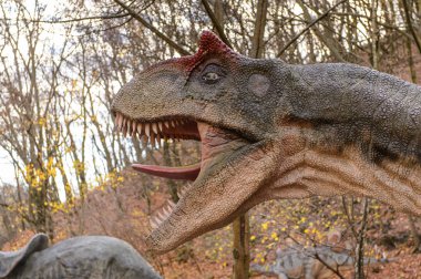 Bratislava, Slovakya - 18 Ekim 2015: Allosaurus, Bratislava, Slovakya'daki Dinopark'ta. Allosaurus, büyük theropod dinozorcadı .