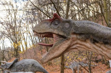 Bratislava, Slovakya - 18 Ekim 2015: Allosaurus, Bratislava, Slovakya'daki Dinopark'ta. Allosaurus, büyük theropod dinozorcadı .