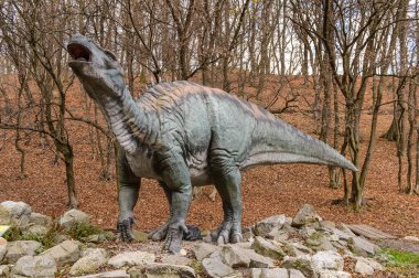 Bratislava, Slovakya - Eki 18, 2015: Bratislava Dinopark Iguanodon, Slovakya. Bir f Bratislava, Slovakya popüler attections.