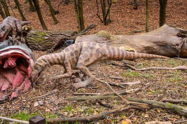 Bratislava, Slovakya - 18 Ekim 2015: Deinonychus, Bratislava, Slovakya' daki Dinopark' ta. Etobur dromaeosaurid coelurosaurian dinozorlarının bir cinsine sahip.