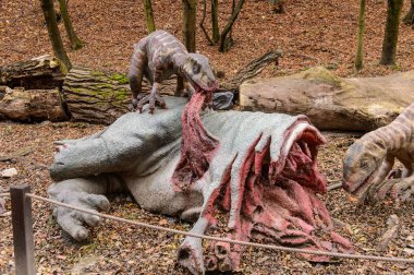 Bratislava, Slovakya - 18 Ekim 2015: Deinonychus, Bratislava, Slovakya' daki Dinopark' ta. Etobur dromaeosaurid coelurosaurian dinozorlarının bir cinsine sahip.