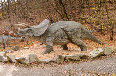 Bratislava, Slovakya - 18 Ekim 2015: Bratislava Dinopark Triceratops, Slovakya. Triceratops, otobur ceratopsid dinozorcunun bir cinsine sahip