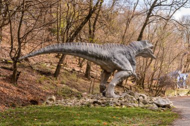 Bratislava, Slovakya - 18 Ekim 2015: Allosaurus, Bratislava, Slovakya'daki Dinopark'ta. Allosaurus, büyük theropod dinozorcadı .