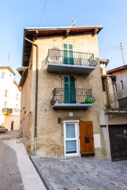 Carona, İsviçre - 6 Aralık 2015: Carona'daki Ev, İsviçre'nin Ticino kantonundaki Lugano ilçesinde eski bir belediye