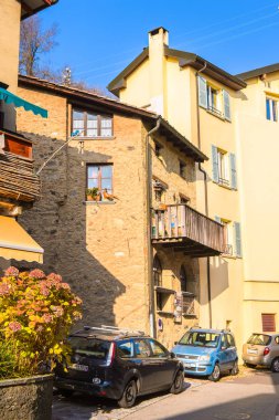 Carona, İsviçre - 6 Aralık 2015: Carona'daki Ev, İsviçre'nin Ticino kantonundaki Lugano ilçesinde eski bir belediye