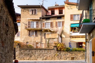 Carona, İsviçre - 6 Aralık 2015: Carona'daki Ev, İsviçre'nin Ticino kantonundaki Lugano ilçesinde eski bir belediye