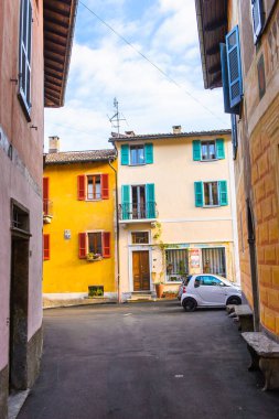 Carona, İsviçre - 6 Aralık 2015: İsviçre'nin Ticino kantonundaki Lugano ilçesinde eski bir belediye olan Carona'nın mimarisi