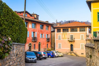 Carona, İsviçre - 6 Aralık 2015: İsviçre'nin Ticino kantonundaki Lugano ilçesinde eski bir belediye olan Carona'nın mimarisi