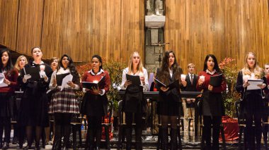 Lugano, İsviçre - 6 Aralık 2015: Kimliği belirsiz çocuklar kilisede bir Noel şarkısı söylüyor. Bilinen ilk Noel ilahileri dördüncü yüzyıl Roma'sında ortaya çıktı