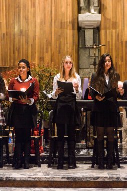 Lugano, İsviçre - 6 Aralık 2015: Kimliği belirsiz çocuklar kilisede bir Noel şarkısı söylüyor. Bilinen ilk Noel ilahileri dördüncü yüzyıl Roma'sında ortaya çıktı