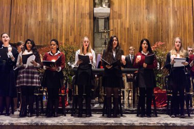 Lugano, İsviçre - 6 Aralık 2015: Kimliği belirsiz çocuklar kilisede bir Noel şarkısı söylüyor. Bilinen ilk Noel ilahileri dördüncü yüzyıl Roma'sında ortaya çıktı