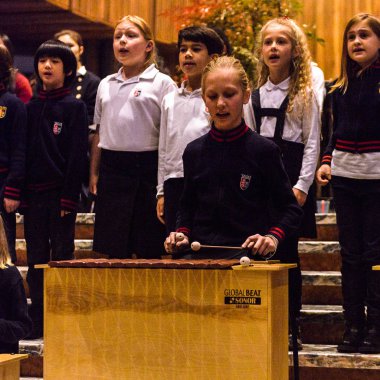 Lugano, İsviçre - 6 Aralık 2015: Kimliği belirsiz çocuklar kilisede bir Noel şarkısı söylüyor. Bilinen ilk Noel ilahileri dördüncü yüzyıl Roma'sında ortaya çıktı