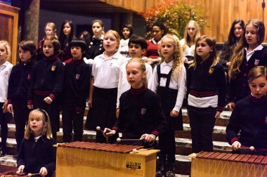 Lugano, İsviçre - 6 Aralık 2015: Kimliği belirsiz çocuklar kilisede bir Noel şarkısı söylüyor. Bilinen ilk Noel ilahileri dördüncü yüzyıl Roma'sında ortaya çıktı