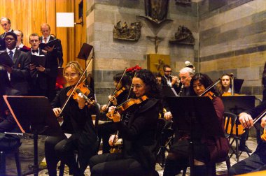 Lugano, İsviçre - 6 Aralık 2015: Kimliği belirsiz çocuklar kilisede bir Noel şarkısı söylüyor. Bilinen ilk Noel ilahileri dördüncü yüzyıl Roma'sında ortaya çıktı