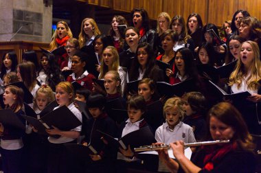 Lugano, İsviçre - 6 Aralık 2015: Kimliği belirsiz çocuklar kilisede bir Noel şarkısı söylüyor. Bilinen ilk Noel ilahileri dördüncü yüzyıl Roma'sında ortaya çıktı