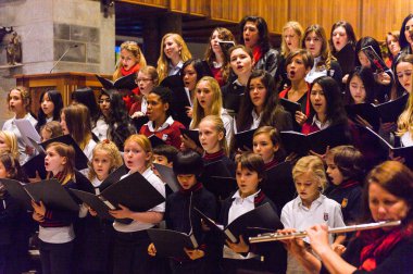 Lugano, İsviçre - 6 Aralık 2015: Kimliği belirsiz çocuklar kilisede bir Noel şarkısı söylüyor. Bilinen ilk Noel ilahileri dördüncü yüzyıl Roma'sında ortaya çıktı