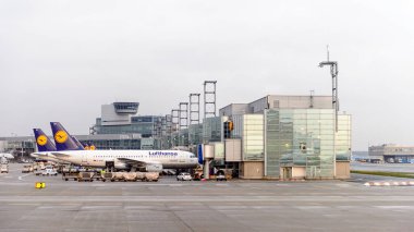 Frankfurt, Almanya - 17 Aralık 2015: Lufthansa şirketinin Uçağı Frankfurt Uluslararası Havaalanında. Yolcu trafiği açısından Almanya'nın en işlek havaalanıdır.