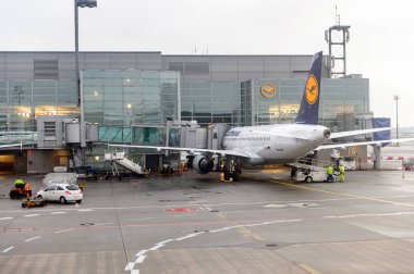 Frankfurt, Almanya - 17 Aralık 2015: Lufthansa şirketinin Uçağı Frankfurt Uluslararası Havaalanında. Yolcu trafiği açısından Almanya'nın en işlek havaalanıdır.