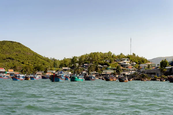 Nha Trang, Vietnam - 30 Eylül 2014: Güney Çin Denizi'nde tekne saisl, Vietnam. Güney Çin Denizi 3.500.000 kilometre kare