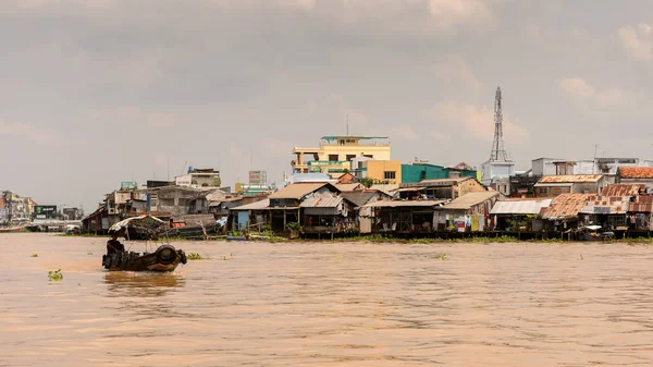 Tien Giang, Vietnam - 5 Ekim 2014: Güney Vietnam'daki Mekong nehri kıyısı. Mekong 12 en uzun nehir ve akar yalak Çin, Burma, Laos, Tayland, Kamboçya, Vietnam