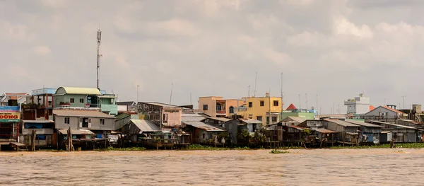 Tien Giang, Vietnam - 5 Ekim 2014: Güney Vietnam'daki Mekong nehri kıyısı. Mekong 12 en uzun nehir ve akar yalak Çin, Burma, Laos, Tayland, Kamboçya, Vietnam
