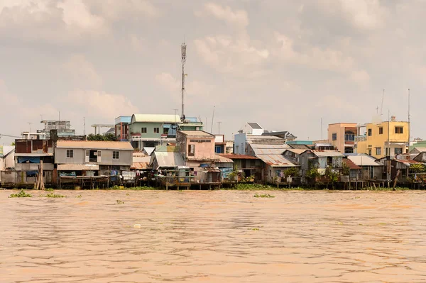 Tien Giang, Vietnam - 5 Ekim 2014: Güney Vietnam'daki Mekong nehri kıyısı. Mekong 12 en uzun nehir ve akar yalak Çin, Burma, Laos, Tayland, Kamboçya, Vietnam