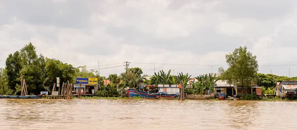Tien Giang, Vietnam - 5 Ekim 2014: Güney Vietnam'da Mekong nehri. Mekong 12 en uzun nehir ve akar yalak Çin, Burma, Laos, Tayland, Kamboçya, Vietnam
