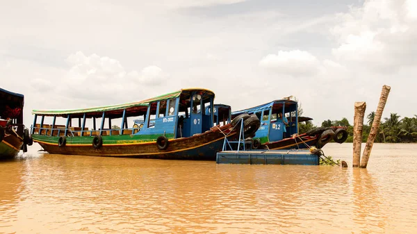 Tien Giang, Vietnam - Eki 5, 2014: Güney Vietnam Mekong nehri üzerinde turistik tekne. Mekong 12 en uzun nehir ve akar yalak Çin, Burma, Laos, Tayland, Kamboçya, Vietnam