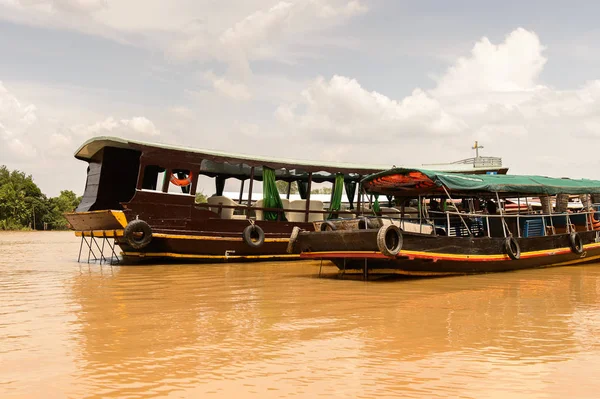 Tien Giang, Vietnam - Eki 5, 2014: Güney Vietnam Mekong nehri üzerinde turistik tekne. Mekong 12 en uzun nehir ve akar yalak Çin, Burma, Laos, Tayland, Kamboçya, Vietnam