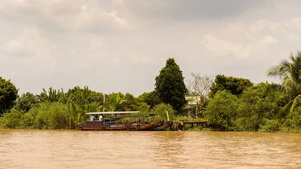 Tien Giang Eyaleti, Vietnam - 5 Ekim 2014: Güney Vietnam'da Mekong nehrinin doğası. Mekong 12 en uzun nehir ve akar yalak Çin, Burma, Laos, Tayland, Kamboçya, Vietnam
