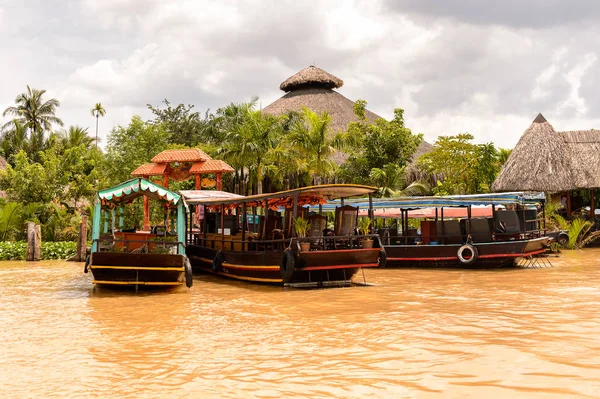 Tien Giang, Vietnam - 5 Ekim 2014: Güney Vietnam'da Mekong nehri üzerinde ahşap tekne. Mekong 12 en uzun nehir ve akar yalak Çin, Burma, Laos, Tayland, Kamboçya, Vietnam