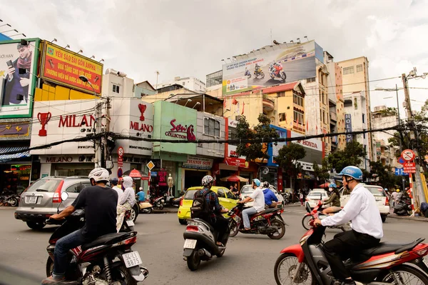 Ho Chi Minh, Vietnam - 5 Ekim 2014: Hochiminh'in (Saygon) merkezinde mimari, trafik, reklamlar, reklamlar. Saygon Vietnam'ın en büyük şehridir.