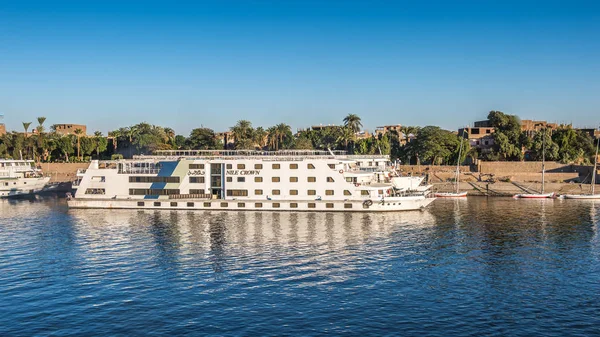 ルクソール エジプト 2014年11月30日 ルクソール近くのナイル川の上の観光ボート ナイル川の長さは6 853Kmです ナイル川は11カ国が共有する 国際的な 川です — ストック写真