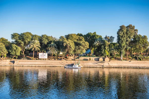 Luxor Egipt Listopada 2014 Linia Brzegowa Nilu Pobliżu Luksoru Nil — Zdjęcie stockowe