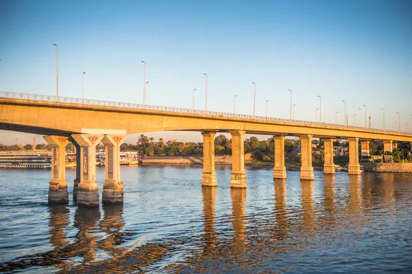 ルクソール エジプト 2014年11月30日 ルクソール近くのナイル川に架かる橋 ナイル川の長さは6 853Kmです ナイル川は11カ国が共有する 国際的な 川です — ストック写真