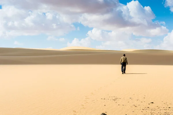 Sahara Desert Egypten Nov 2014 Oidentifierade Man Går Saharaöknen Sahara — Stockfoto