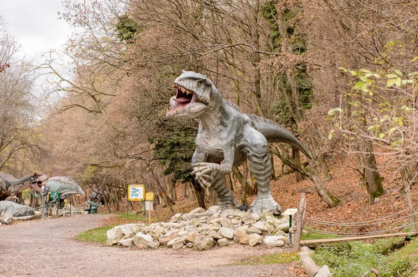 Bratislava, Slovakya - 18 Ekim 2015: Bratislava Dinopark Gigantosaurus, Slovakya. Bir f Bratislava, Slovakya popüler attections.