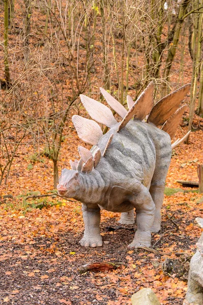 Bratislava, Slovakya - Eki 18, 2015: Bratislava Dinopark Stegosaurus, Slovakya.Stegosaurus Geç Jura döneminden zırhlı kemikli dinozor cinsi