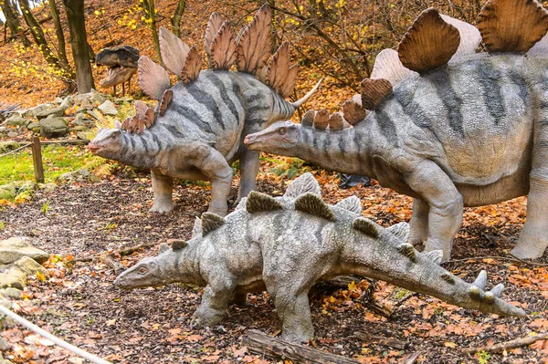 Bratislava, Slovakya - Eki 18, 2015: Bratislava Dinopark Stegosaurus, Slovakya.Stegosaurus Geç Jura döneminden zırhlı kemikli dinozor cinsi