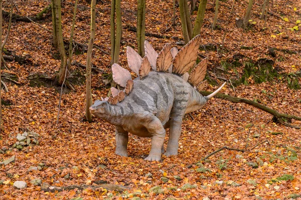 Bratislava, Slovakya - Eki 18, 2015: Bratislava Dinopark Stegosaurus, Slovakya.Stegosaurus Geç Jura döneminden zırhlı kemikli dinozor cinsi
