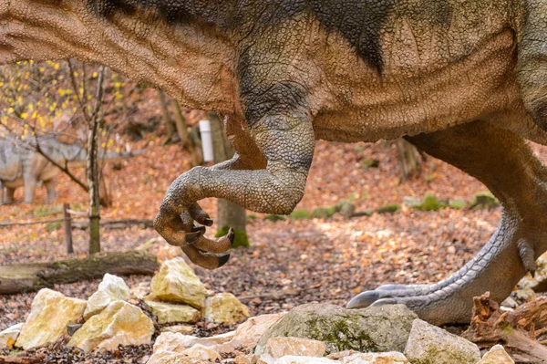 Bratislava, Slovakya - 18 Ekim 2015: Allosaurus, Bratislava, Slovakya'daki Dinopark'ta. Allosaurus, büyük theropod dinozorcadı .