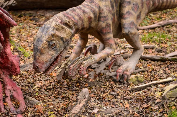 ブラチスラバ スロバキア 2015年10月18日 スロバキアのブラチスラバのディノパークのディノパークのディノニチュス それは肉食性ドロメオサウルスの属である — ストック写真