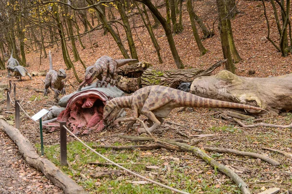 Bratislava, Slovakya - 18 Ekim 2015: Deinonychus, Bratislava, Slovakya' daki Dinopark' ta. Etobur dromaeosaurid coelurosaurian dinozorlarının bir cinsine sahip.