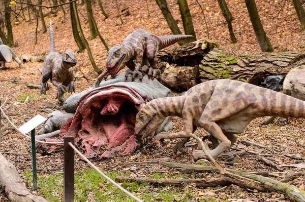 Bratislava, Slovakya - 18 Ekim 2015: Deinonychus, Bratislava, Slovakya' daki Dinopark' ta. Etobur dromaeosaurid coelurosaurian dinozorlarının bir cinsine sahip.