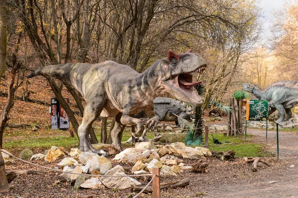 Bratislava, Slovakya - 18 Ekim 2015: Allosaurus, Bratislava, Slovakya'daki Dinopark'ta. Allosaurus, büyük theropod dinozorcadı .