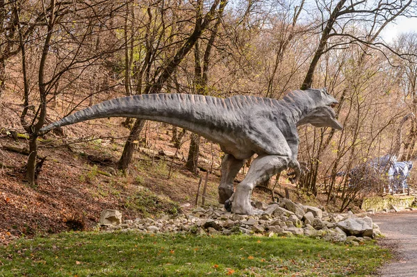 Bratislava, Slovakya - 18 Ekim 2015: Allosaurus, Bratislava, Slovakya'daki Dinopark'ta. Allosaurus, büyük theropod dinozorcadı .