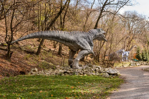 Bratislava, Slovakya - 18 Ekim 2015: Allosaurus, Bratislava, Slovakya'daki Dinopark'ta. Allosaurus, büyük theropod dinozorcadı .